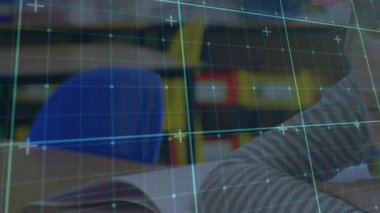 Tarama arayüzü başlatılıyor, liseli kız eğitime eğiliyor. Dijital, eğitici, çocuklar, öğrenme, çalışma, arayüz, odaklanma