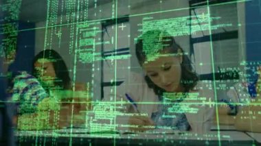 Puls kodu, gençlerin eğitim arayüzünde değerlendirme için yazma sınavı yazdıklarını gösteriyor. Teknoloji, eğitim, öğrenme, dijital, sınıf, yenilik, odaklanma