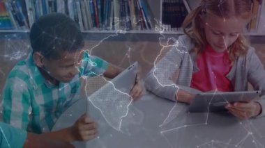 Çocuklar tabletleri tıklatırken, çocuklar harita ile dizüstü bilgisayarlar yazarken küresel öğrenim için kayboluyorlar. İşbirliği, eğitim, teknoloji, dijital, gençlik, yenilik, öğrenme