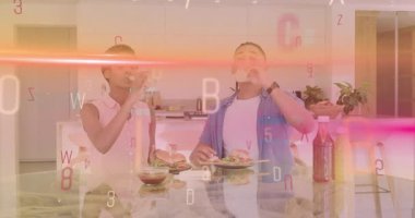 Çiseleme sosu serpiştiren iki arkadaş yiyecek pazarlaması için hamburgerleri hazırlıyor. Gurme, arkadaşlık, çağdaş, kutlama, gündelik, toplumsal, modern