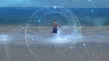 Denizin ortasında yürüyen beyaz bir adamın üzerinde sayılarla dönen dijital dünyanın animasyonu. Dijital bileşim, çoklu pozlama, küreselleşme, tatil ve doğa kavramı.