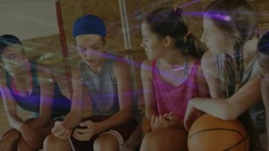 Genç basketbolcu takım arkadaşları ayakkabı bağı bağlayan, mor çizgili yol gösterici oyun oynuyorlar. Atletizm, takım çalışması, odaklanma, kararlılık, enerji, yoldaşlık, aydınlık