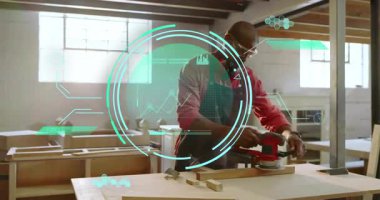 Marangozluk yapan erkek marangozlar, zımpara makinesine güç veriyor, kalas zımparalıyor, insan kaynaklarını takip ediyor. Sanatçı, atölye, teknoloji, kesinlik, işçilik, mobilya, yenilik