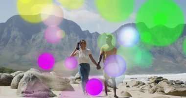 Çemberler solup giden çiftlerin el ele tutuşarak sağlık için sahilde dalgalar halinde yürüdüklerini gösteriyor. Romantik, doğa, sükunet, minimalist, şafak, bağlantı, eğlence