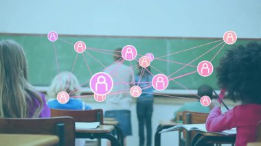 Öğretmen arıyor öğrenci, yazı tahtasında rehber, pembe mor ağ örtüsünü ortaya çıkarıyor. Eğitim, öğrenim, sınıf, işbirliği, akıl hocalığı, dijital bağlantı, öğrenci ilişkileri