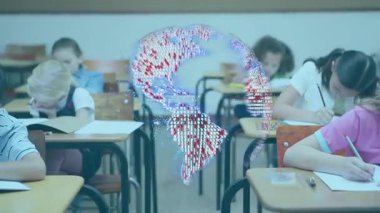 Öğrenciler yazı yazarken, dijital dünyayı döndüren ve eğitim için sınıf sahnelerini gözler önüne seren. Öğrenme, eğitim, çocukluk, takım çalışması, merak, odaklanma, okur yazarlık