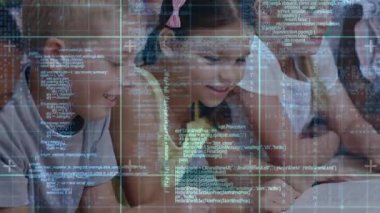 Çocuk tıkırtı kodu, akranların kitap çevirdiğini ve eğitim için dizüstü bilgisayarda yazdığını ortaya çıkarmak için yer değiştiriyor. Çocuklar, eğitim, dijital öğrenme, takım çalışması, yenilik, sınıf, işbirliği