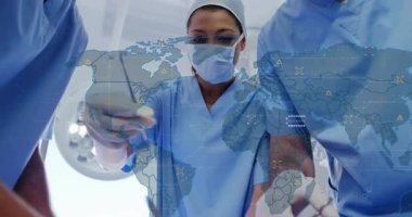 Üç cerrah ameliyata giriyor sonra teletıp rehber ameliyatı yaparken kesiyor ve dikiş atıyor. Tıbbi, takım çalışması, yenilik, sağlık, kesinlik, işbirliği, teknoloji