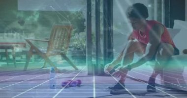 Ayakkabı bağlayan Afro-Amerikan bir adam için bağlantı ağının animasyonu. Küresel spor ve dijital arayüz kavramı dijital olarak oluşturulmuş video.