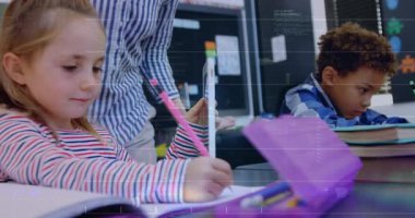 Sınıf verilerini sınıfa gönderen öğretmen, öğrencilere yazma ve okuma konusunda rehberlik ederken aynı zamanda üstüste biniyor. Eğitim, işbirliği, dijital, yenilik, okur yazarlık, akıl hocalığı, modern