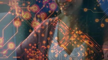 Bilgisayar ana kartı ile beyin entegre devre işlemcisinin animasyonu. Bilim ve araştırma konsepti dijital olarak oluşturulmuş video.