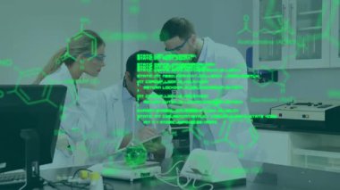 Bilim adamları teknoloji laboratuarında kümeleniyorlar ve yeşil şişeyi akıntıya kapılıp nabız atarken inceliyorlar. Araştırma, yenilik, işbirliği, bilim, deney, veri, teknoloji