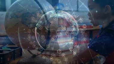 Öğrenci çocuk verileri görmek için sınıfta dünyaya doğru eğiliyor, solgunlaşan değişimle örtüşmeye başladıktan sonra. Eğitim, teknoloji, dijital, ağ, veri, öğrenme, yenilik