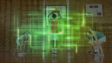 Genç çocuk duruş hazırlıyor ve antrenman için yeşil ızgara takibi ile serbest atış yapıyor. Atletizm, eğitim, teknoloji, rekabet, hareket, eğitim yardımları, spor