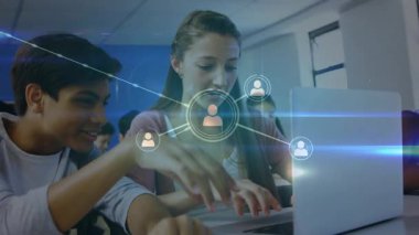 Sınıfta yazıp tartışan iki öğrenci, titreşen asma kilitle canlı ağ oluşturmaya başlıyor. İşbirliği, eğitim, teknoloji, veri, bağlantı, yenilik, takım çalışması