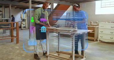 AR çizelgelerini, tahtaları hizalayan ve boyutları doğrulayan marangozlar olarak gösteren yerleştirme panelleri. Ahşap işçiliği, işbirliği, dijital arayüz, kesinlik, işçilik, endüstriyel, yenilik