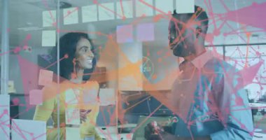 İş adamları gülüyor ve cam duvardaki yapışkan notları inceliyor ağ üzerinde bağlantılar kuruyor. İşbirliği, beyin fırtınası, yenilik, takım çalışması, veri görselleştirme, ofis ortamı, yaratıcı çalışma alanı