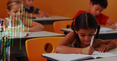 Eğitim sınıfında yazan öğrenciler, ortaya çıkan animasyon veri çubukları, yazma sürecini görselleştiren öğrenciler. Öğrenciler, eğitim, yenilik, öğrenme, geliştirme, sınıf, odaklanma