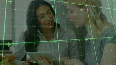 Meslektaşlar mutfak köşesinde tablet ekranına dokunuyor ve değişen yeşil ızgara arayüzü üzerinde işbirliği yapıyorlar. İşbirliği, teknoloji, takım çalışması, modern, iletişim, çalışma alanı, yenilik