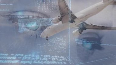 Uçak ve beyaz kadının gözleri üzerinden veri işleme animasyonu. Seyahat, ulaşım, uçak ve teknoloji konsepti dijital olarak oluşturulmuş video.