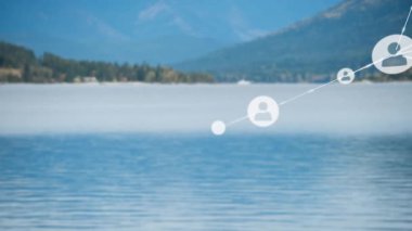 Arka planda orman olan bir nehir. Nehir kristal gibi berrak ve orman yemyeşil..