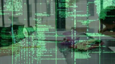 Sınıf arkadaşları kalem kılıflarını açarken ve not defterlerinde çizerken kod da öğrenme güçlendiriciyi kapsıyor. Eğitim, işbirliği, yaratıcılık, çocukluk, yenilik, teknoloji, odaklanma