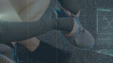 Bilimsel verilerle ekranın animasyonu ve ayakkabı giyen beyaz bir kadının bacaklarının üzerinde DNA. Spor, fitness ve biyolojik fonksiyon izleme konsepti dijital olarak oluşturulmuş video.