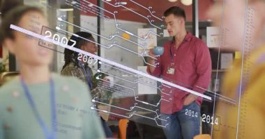 İş arkadaşlarının kahvelerini yudumlarken dijital iş zaman çizelgesini başlatma sohbeti. Ofis, işbirliği, teknoloji, modern, profesyonel, iletişim, yenilik