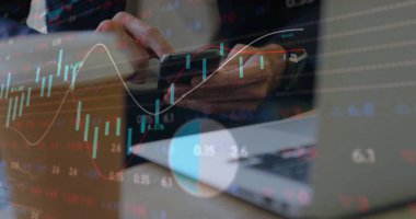 Profesyonel iş adamlarının ellerini ahşap masada dizüstü bilgisayarla tutarak analiz ediyorlar. Teknoloji, finans, analitik, çalışma alanı, dijital, yatırım, üretkenlik