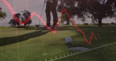 Ayakta duran golfçü astarlı golf sopasıyla topun arkasında golf ayakkabılarıyla, kırmızı grafik kaplamalı. Spor, veri görselleştirme, golf, performans, açık hava, analitik, kesinlik