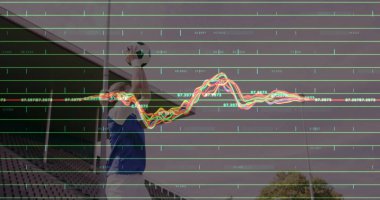 Stadyumda verilerle siyah beyaz futbol topu yakalayan yetişkin kadın kaleci. Sporcu, spor, rekabet, çeviklik, hassasiyet, performans, analitik