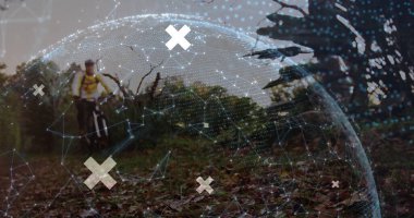 Sarı kask takan bisikletçi. Hologram ve kopya uzayı olan dolambaçlı orman patikası boyunca. Macera, keşif, teknoloji, açık hava, yenilik, navigasyon, doğa