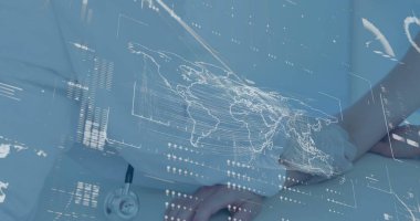 Eldiven takan doktor, hasta ellerini steteskop ve dijital dünya haritasıyla yatakta tutuyor. Tıbbi, sağlık, teknoloji, tanı, teletıp, klinik, bağlantı