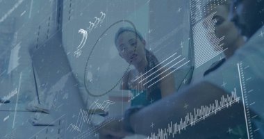 Konferans masasındaki cam duvarda dizüstü bilgisayarlarla veri tablolarını inceleyen meslektaşlarımı inceliyorum. İş, işbirliği, fütüristik, dijital, yenilik, şirket, takım çalışması