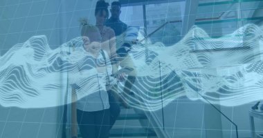 Beyaz bluzlu sarışın, orta yaşlı bir kadın ofis merdivenlerinden dijital dalgalarla iniyor. Teknoloji, takım çalışması, yenilik, şirket, modern, işbirliği, çalışma alanı