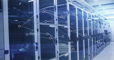 Sunucu dolapları, veri merkezi koridorunu yükseltilmiş döşeme taşlarıyla, ağ topolojisi grafikleriyle gösteriyor. Teknoloji, veri, altyapı, siber güvenlik, dijital, ağ, sanayi