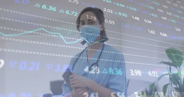 Klinikte ameliyat önlüğü ve steteskop takmış bir hemşire. Üzerinde piyasa bilgileri var. Sağlık, tanı, profesyonellik, veri analizi, teknoloji, tıp endüstrisi, sağlık