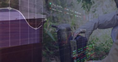 Koruyucu giysili arı yetiştiricisi, meyve bahçesindeki kutunun üzerindeki kovan aletini stok grafiğiyle örtüyor. Apiyer, tarım, yatırım, finans, sürdürülebilirlik, yenilik, doğa