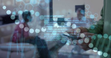 Elinde telefon olan Afrikalı Amerikalı bir adam DNA sarmal kodunu ya da şebeke örtüsünü salonda gösteriyor. Kopya uzayı. Teknoloji, yenilik, işbirliği, modern, profesyonel, dijital, bağlantı