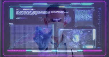 Laboratuvar önlüklü doktor, maske ve eldivenler holografik panelleri ve dünyayı kontrol ediyor. Sağlık, biyoteknoloji, yenilik, fütüristik, analiz, teknoloji, araştırma