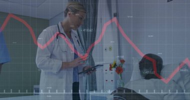 Steteskopla laboratuvar önlüklü doktoru muayene ediyor. Koğuşta yatak, perde, çiçekler. Sağlık, takım çalışması, profesyonellik, tıbbi, teşhis, ayakta tedavi, sağlık