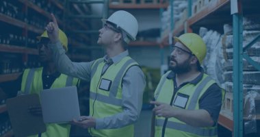 Üç adam ambar koridorunda dizüstü bilgisayar ve not panosuyla stok teftişi yapıyor. Endüstriyel, takım çalışması, güvenlik, lojistik, organizasyon, profesyonel, süreç