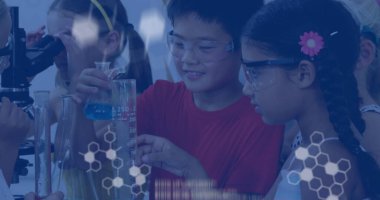 Çözüm gözlüğü takan çocukların okul laboratuarında deneyi bitirme silindiri ile karıştırılması. Çocuklar, bilim, eğitim, takım çalışması, laboratuvar, deney, öğrenme