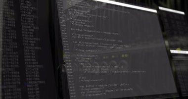 İkincil monitörle loş aydınlatılmış ofiste JavaScript kodunu sunan bilgisayar monitörü gösteriliyor. Teknoloji, kodlama, programlama, yazılım, geliştirme, dijital, çalışma istasyonu