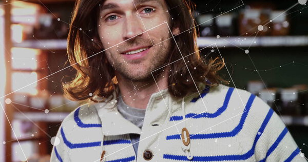 Взрослый мужчина, стоящий в лаборатории, в полосатом свитере с полками из стеклянных банок и цифровым накладыванием. Ученый, инновации, технологии, мастерская, casual, сеть, связь