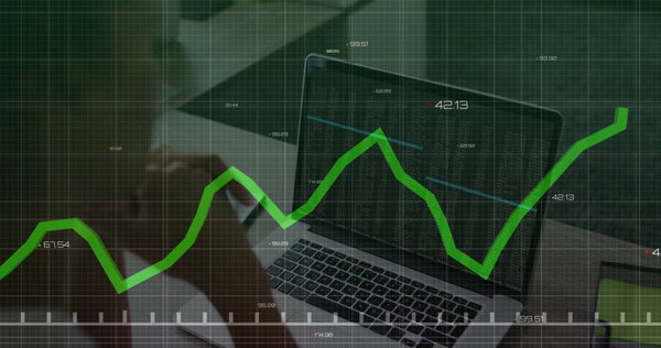 Анализ деловой женщины с помощью смартфона и кофейной кружки на рабочем столе, просмотр планшетного графика ноутбука. Технологии, современность, финансы, аналитика, цифровые технологии, рабочее пространство