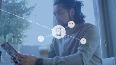 Evdeki dijital tableti kullanan insan üzerindeki dijital simge ağının animasyonu. Küresel ağ ve iş teknolojisi kavramı