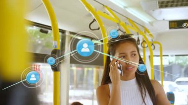 Otobüste akıllı telefondan konuşan Asyalı kadın profili ikonlarının animasyonu. Küresel ağ ve iş teknolojisi kavramı