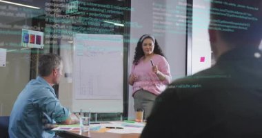 Kadın sunucu, kod satırları yazılım ölçümlerini görselleştirirken işaretleyici ile grafiğe doğru hareket ediyor. Şirket, takım çalışması, profesyonel, modern, yenilik, analitik, işbirliği