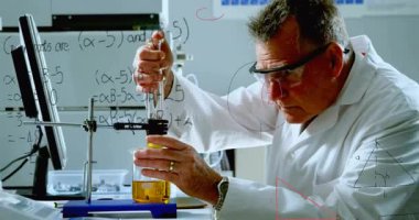 Kıdemli erkek bilim adamının burette stopcock 'a dönüşmesi ve kimyasal araştırma günlüğü için çözelti bırakması. Laboratuvar, araştırma, deney, analitik, kesinlik, teknoloji, bilim